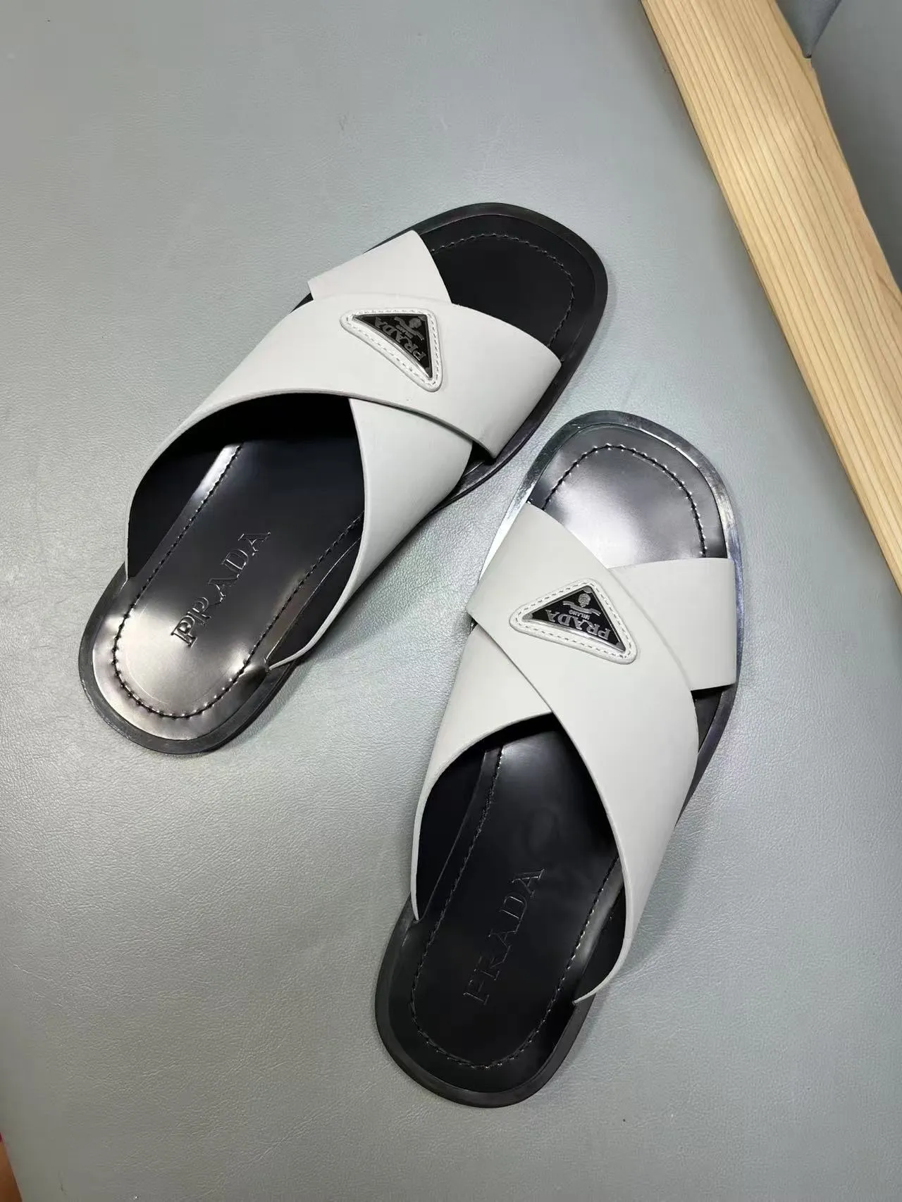 340💰PRADA Prada’s latest slippers are synchronized with the official website. This slipper is made of the brand’s unique and iconic Saffiano leather. The brand logo jumps out from the double straps, and the brand style is clearly visible. Cowhide gives men elegant charm and functional design, making it an ideal choice for vacation and leisure. Size:38-45